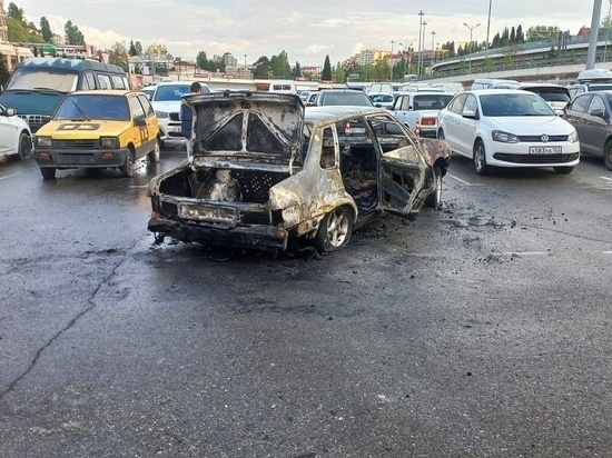 На парковке гипермаркета в Центральном районе Сочи сгорела легковушка
