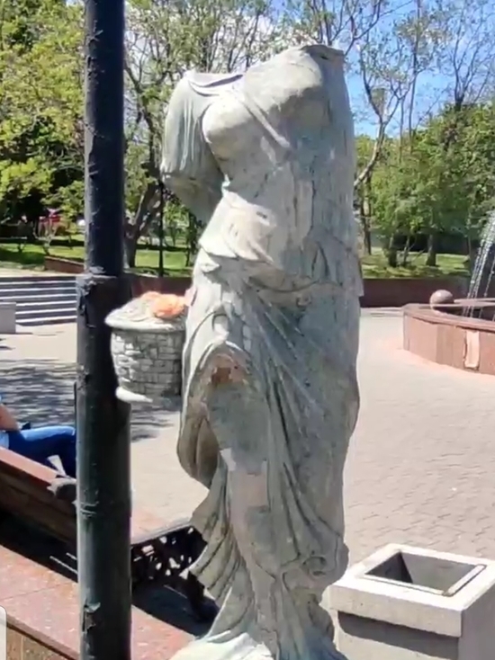 В сквере Рыбнева в Новороссийске вандалы обезглавили скульптуру