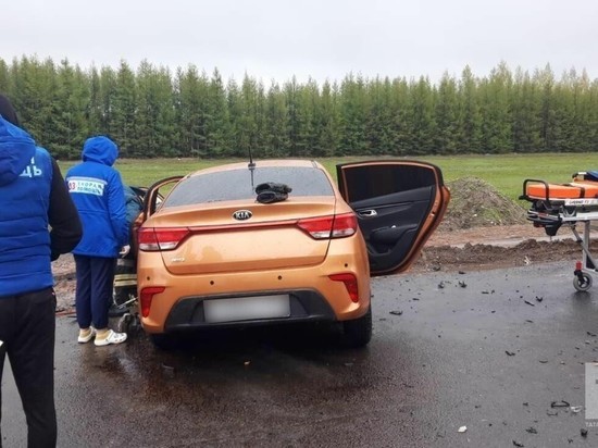 В Татарстане водитель легковушки уснул за рулем и залетел под фуру
