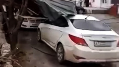 Ветер снес крышу со здания в Сатке: видео последствий буйства стихии
