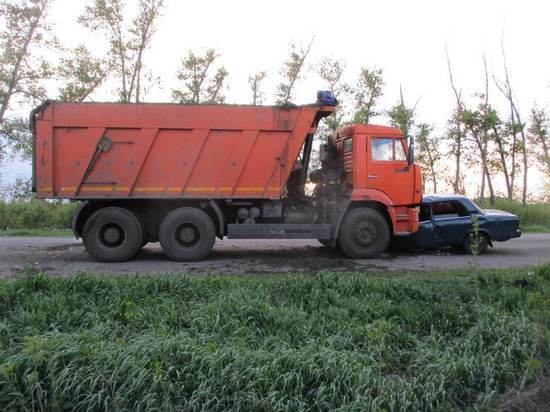 Под Воронежем водитель легковушки не рассчитал безопасность обгона и влетел в КамАЗ