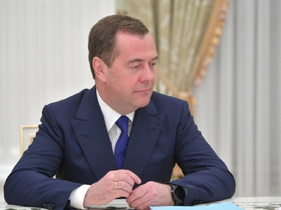 Медведев пообещал тяжелые последствия для США из-за поддержки Украины