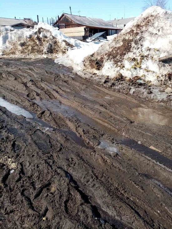 Заросшую грязью дорогу в Салехарде отсыпят после жалобы в соцсети