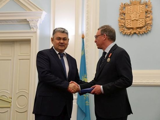 Омский губернатор получил государственный орден Казахстана