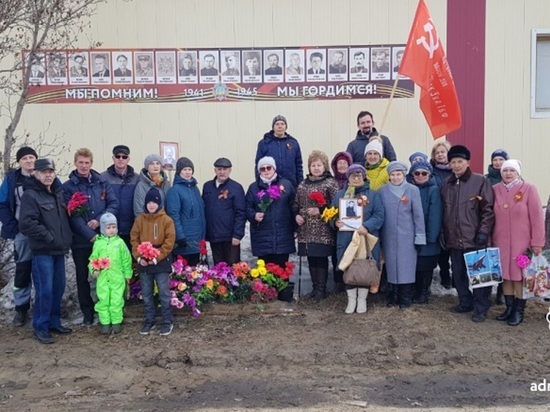 Жители микрорайонов Сахалин и Совхоз 7 мая возложили у памятного места цветы