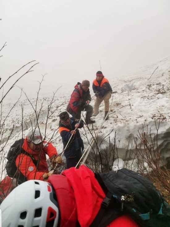 В горах Сочи спасатели помогли провалившемуся под снег туристу
