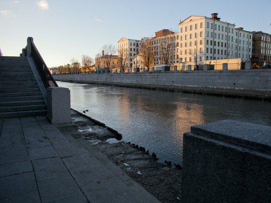 Полицейские спасли из Обводного канала любителя водных процедур