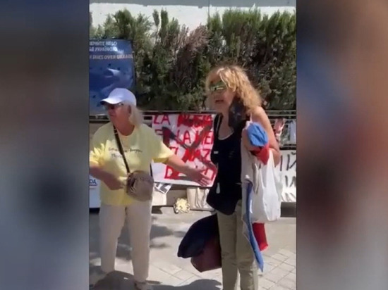 В Испании защитили флаг России перед толпой украинцев