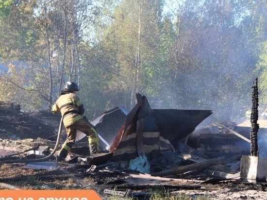 Пожарные почти полтора часа тушили частный дом в садоводстве «Полимер»