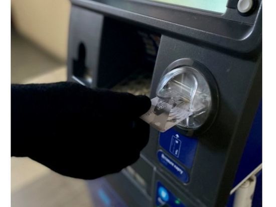 Смоленская пенсионерка через банкомат перевела мошенникам больше полумиллиона