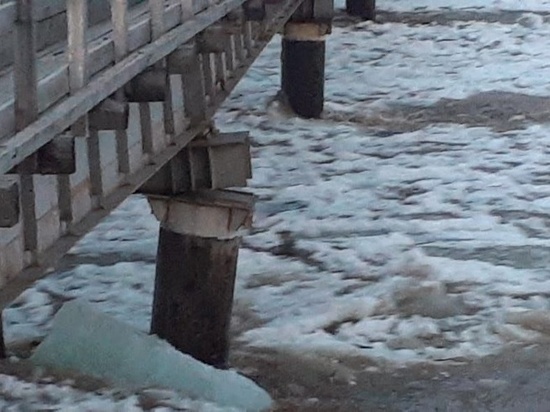 В Амурской области ледоход повредил мост