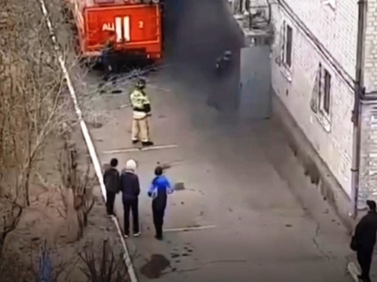 Двадцать человек эвакуировались из дома в Чите из-за пожара в подвале