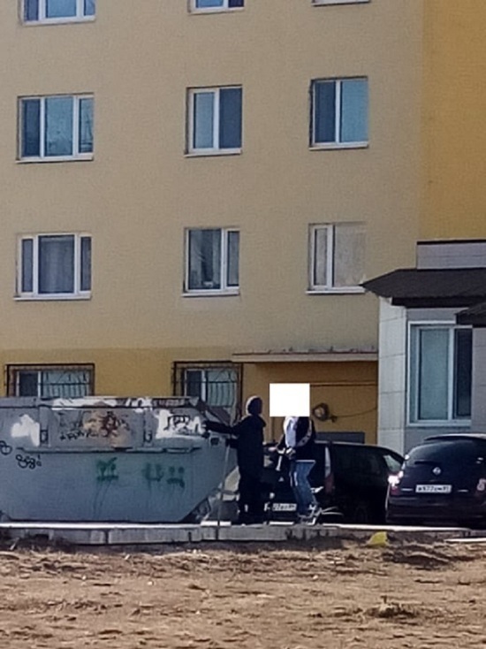 В Надыме дети продают мусор из контейнера