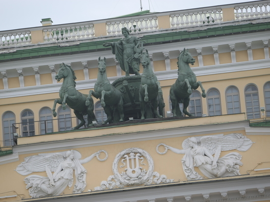 Символика Александринского театра украсит городские автобусы в Петербурге
