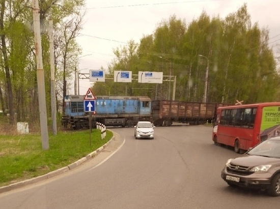 В Ярославле товарный поезд перегородил выезд из Брагино