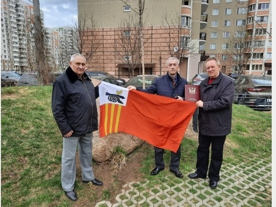 Флаг Смоленска доставлен в подмосковный Сад камней Памяти и Славы