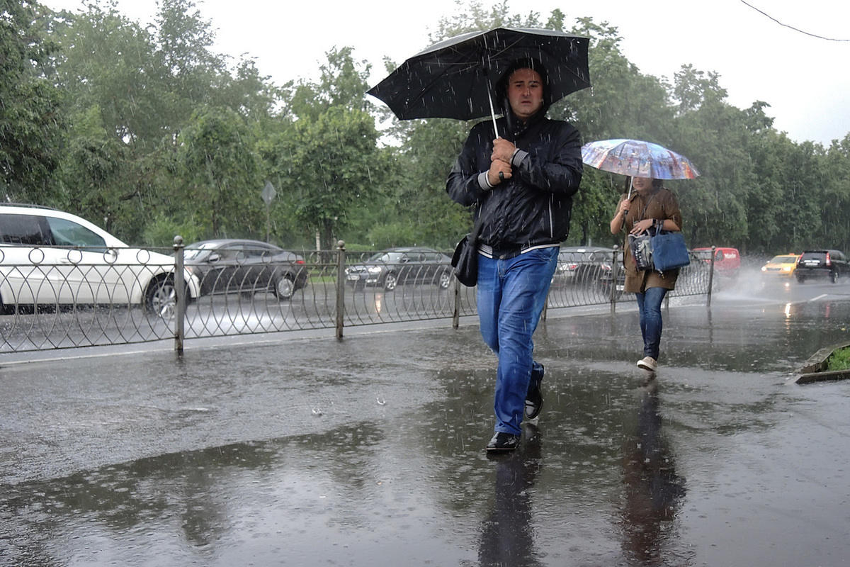 Нужен большой дождь. Дождливый день. Дождливая погода. Парень под дождем. Дождь в Москве.