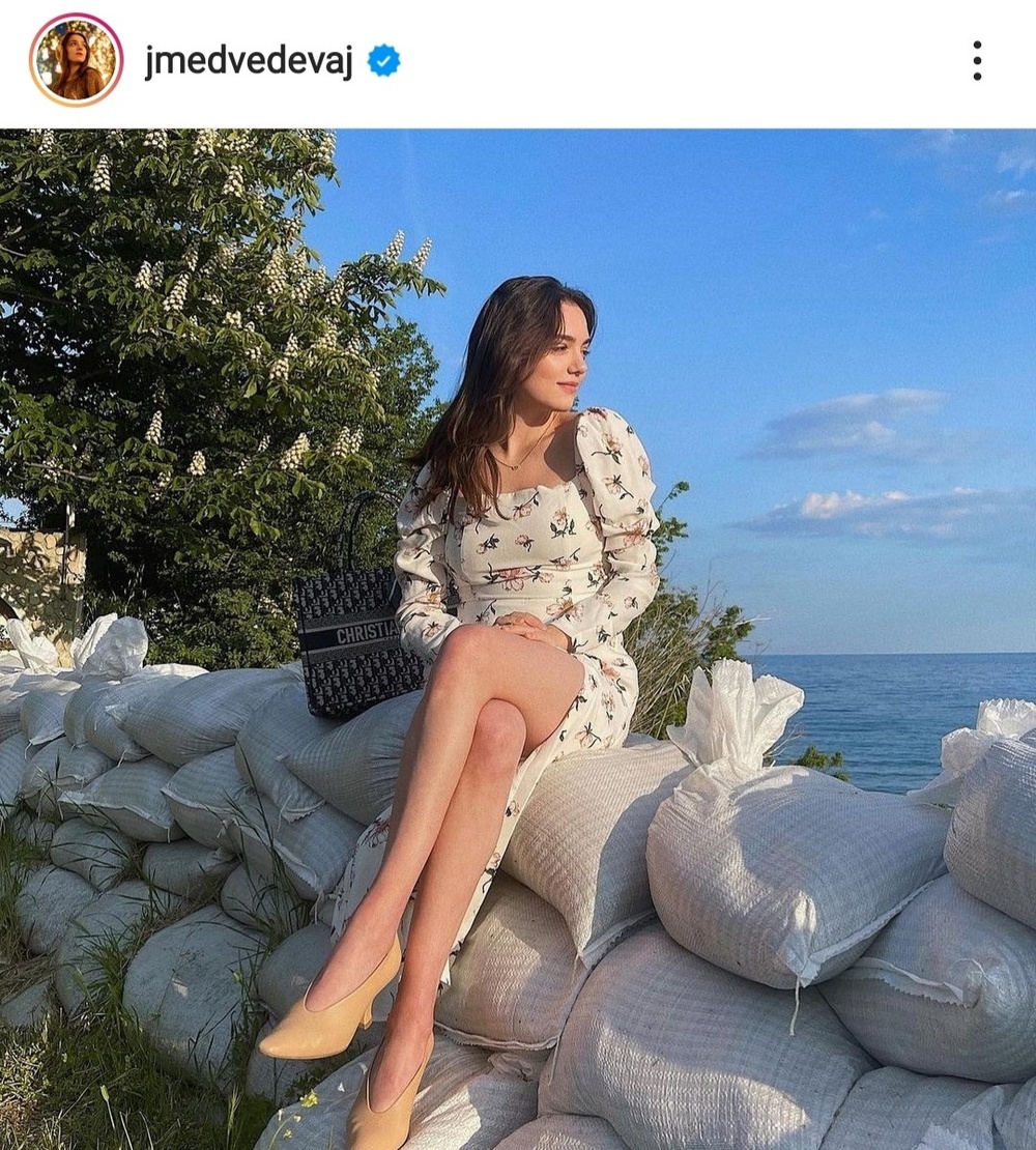 Евгению Медведеву заметили на отдыхе с участником Евровидения: фото фигуристки