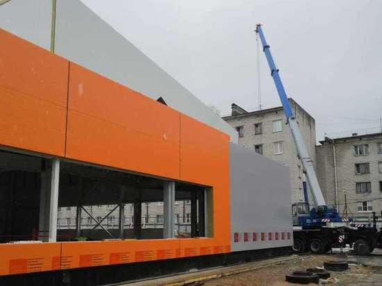 Новый спорткомплекс в Гатчине скоро обретет крышу и стены