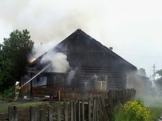 Пожарные час боролись с огнем в частном доме в Тихвине