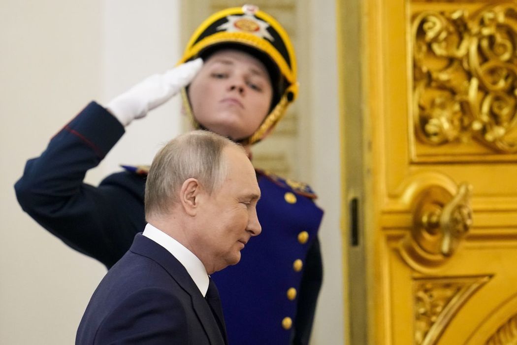 Улыбки и молитвы Путина: кадры президента на фоне спецоперации