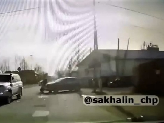 Автомобиль Kia Sportage сбил водителя мопеда в Южно-Сахалинске