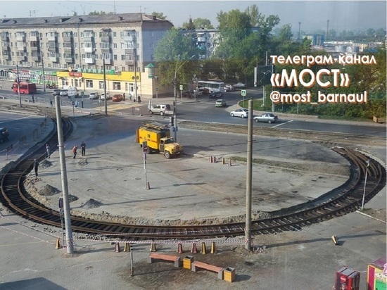 В Барнауле рабочие уложили рельсы на трамвайном кольце возле Нового рынка