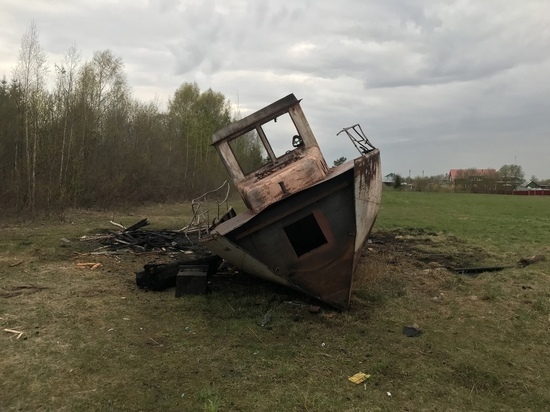 Катер сгорел недалеко от озера Кубенское в Вологодском районе