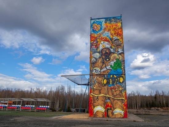 Красочное граффити с огнеборцем появилось на учебной башне спасателей Петрозаводска