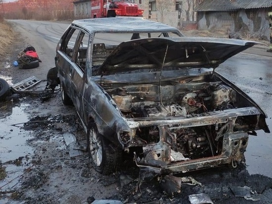 В Североморске по неизвестным причинам сгорел припаркованный на автоподъезде к причалу автомобиль