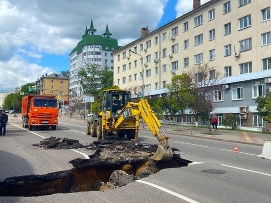 В Липецке провалилась дорога, образовалась яма шириной в две полосы