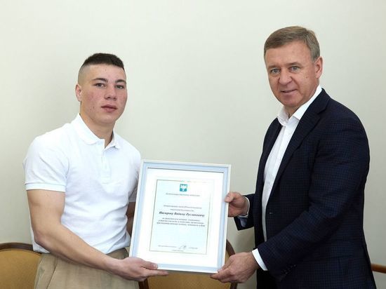 Мэр Южно-Сахалинска наградил мужчин, спасших от грабителя женщину с ребенком