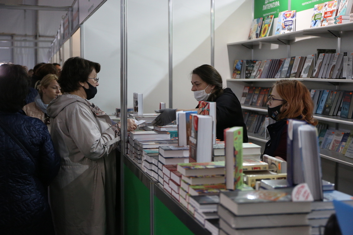 Открытие книжного салона. Книжный салон. Книжный салон 2023 Петербург. Петербургский книжный салон на Дворцовой площади. Книжная выставка о Санкт-Петербурге.