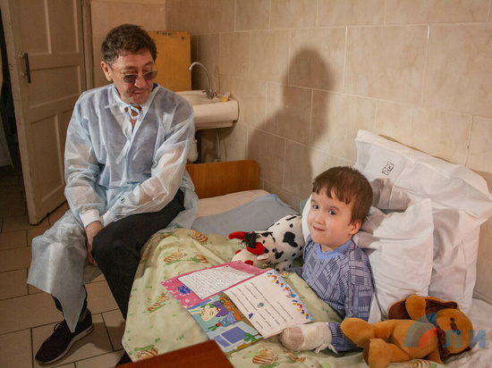 Григорий Лепс посетил пациентов детской больницы в ЛНР