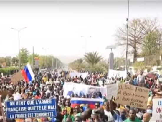 В Мали под российскими флагами прошел митинг против политики Франции