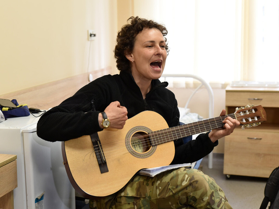 Юлия Чичерина спела для медиков и раненных жителей Мариуполя