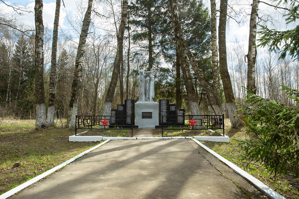 «Аэрофлот» опубликовал кадры ежегодного обновления монумента на братской могиле в Носово