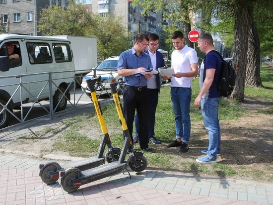 С улиц Новосибирска собрали незаконно припаркованные электросамокаты