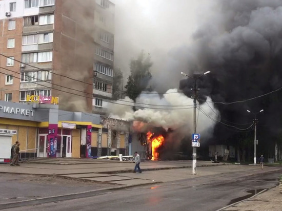 На окраине Донецка снаряд попал в магазин и вызвал пожар
