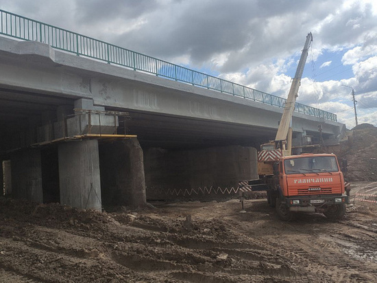 В Туле Демидовский мост ремонтируют 77 человек и 10 единиц техники