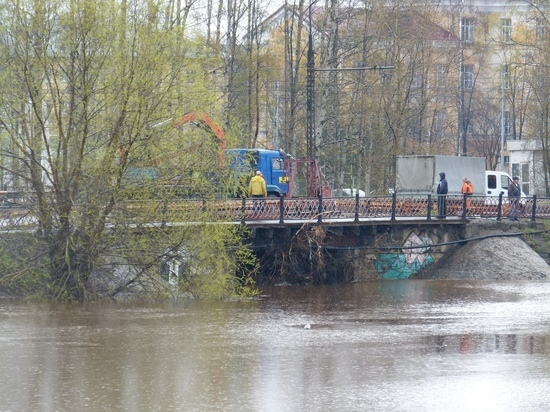 Под мостами Петрозаводска образовались заторы, службы устраняют последствия непогоды