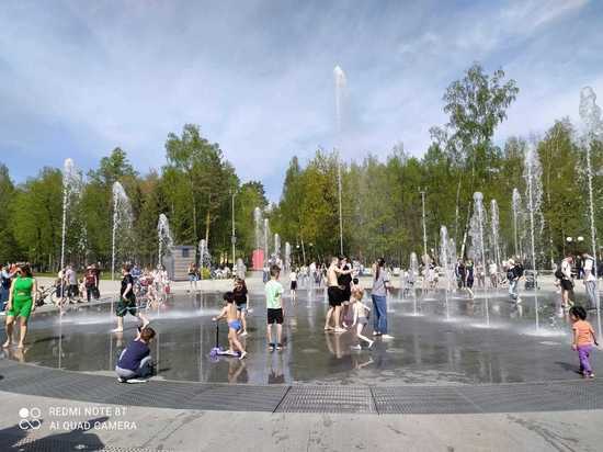 Дети устроили массовые купания в фонтане Центрального парка Новосибирска