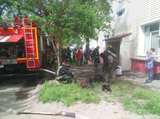 В Барнауле эвакуировали 28 человек из-за пожара в многоквартирном доме