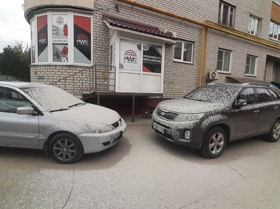 Во дворе на улице Вишнёвой в Рязани на машины сбросили строительную смесь