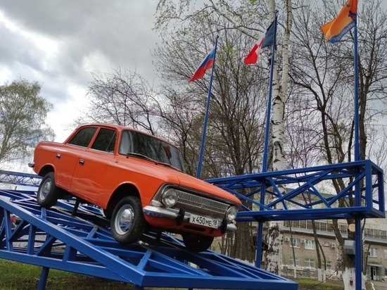 Рабочие установили стелу в память о легендарных строителях автозавода в Ижевске