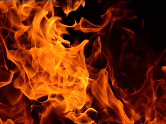 Пожарные полтора часа тушили возгорание в Ломоносовском районе утром 14 мая