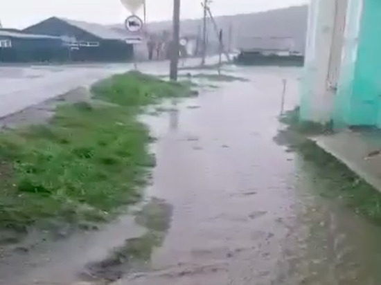 Канализация затопила дома и магазин на Сахалине
