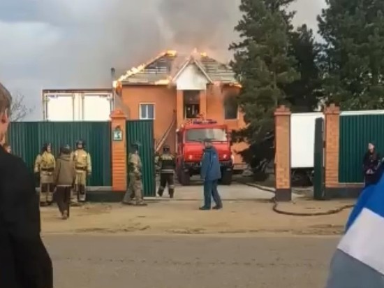 Пожарные потушили двухэтажный дом в Чите, пока хозяев не было дома