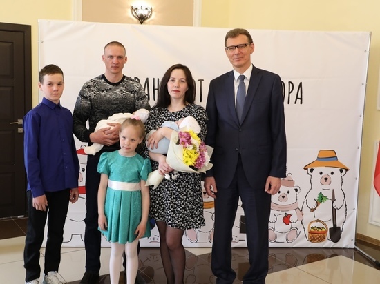 Родители двойняшек в поселке Ямала получили сертификаты на маткапитал