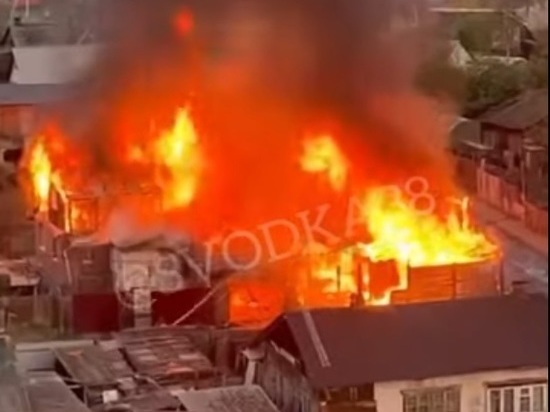 Два частных дома сгорело на улице Калинина в Иркутске
